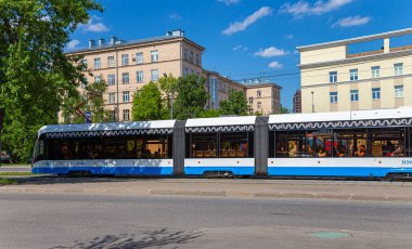 MOSCOW, RUSSIA - 26 Mayıs 2021: Moskova caddesi (merkez bölge) üzerinde modern tramvay (kentsel elektrik taşımacılığı), Rusya  