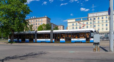 MOSCOW, RUSSIA - 26 Mayıs 2021: Moskova caddesi (merkez bölge) üzerinde modern tramvay (kentsel elektrik taşımacılığı), Rusya  