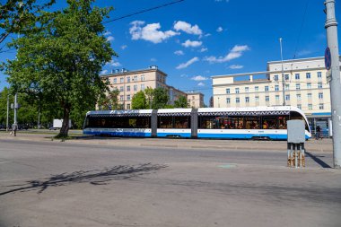 MOSCOW, RUSSIA - 26 Mayıs 2021: Moskova caddesi (merkez bölge) üzerinde modern tramvay (kentsel elektrik taşımacılığı), Rusya  