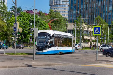MOSCOW, RUSSIA - 26 Mayıs 2021: Moskova caddesi (merkez bölge) üzerinde modern tramvay (kentsel elektrik taşımacılığı), Rusya  