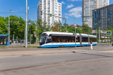 MOSCOW, RUSSIA - 26 Mayıs 2021: Moskova caddesi (merkez bölge) üzerinde modern tramvay (kentsel elektrik taşımacılığı), Rusya  