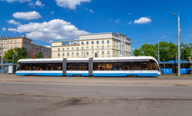 MOSCOW, RUSSIA - 26 Mayıs 2021: Moskova caddesi (merkez bölge) üzerinde modern tramvay (kentsel elektrik taşımacılığı), Rusya  