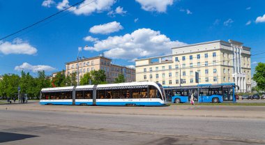 MOSCOW, RUSSIA - 26 Mayıs 2021: Moskova caddesi (merkez bölge) üzerinde modern tramvay (kentsel elektrik taşımacılığı), Rusya  