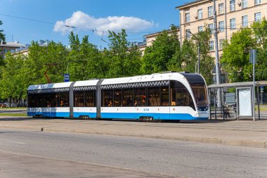 MOSCOW, RUSSIA - 26 Mayıs 2021: Moskova caddesi (merkez bölge) üzerinde modern tramvay (kentsel elektrik taşımacılığı), Rusya  