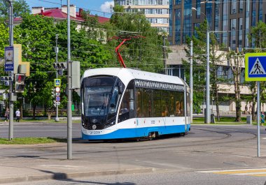 MOSCOW, RUSSIA - 26 Mayıs 2021: Moskova caddesi (merkez bölge) üzerinde modern tramvay (kentsel elektrik taşımacılığı), Rusya  