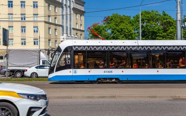 MOSCOW, RUSSIA - 26 Mayıs 2021: Moskova caddesi (merkez bölge) üzerinde modern tramvay (kentsel elektrik taşımacılığı), Rusya  
