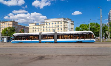 MOSCOW, RUSSIA - 26 Mayıs 2021: Moskova caddesi (merkez bölge) üzerinde modern tramvay (kentsel elektrik taşımacılığı), Rusya  