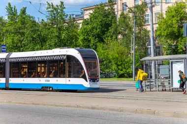 MOSCOW, RUSSIA - 26 Mayıs 2021: Moskova caddesi (merkez bölge) üzerinde modern tramvay (kentsel elektrik taşımacılığı), Rusya  