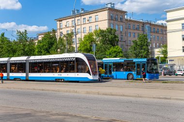 MOSCOW, RUSSIA - 26 Mayıs 2021: Moskova caddesi (merkez bölge) üzerinde modern tramvay (kentsel elektrik taşımacılığı), Rusya  