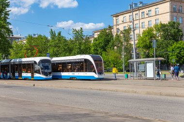 MOSCOW, RUSSIA - 26 Mayıs 2021: Moskova caddesi (merkez bölge) üzerinde modern tramvay (kentsel elektrik taşımacılığı), Rusya  