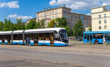 MOSCOW, RUSSIA - 26 Mayıs 2021: Moskova caddesi (merkez bölge) üzerinde modern tramvay (kentsel elektrik taşımacılığı), Rusya  