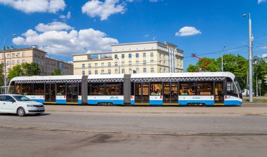 MOSCOW, RUSSIA - 26 Mayıs 2021: Moskova caddesi (merkez bölge) üzerinde modern tramvay (kentsel elektrik taşımacılığı), Rusya  
