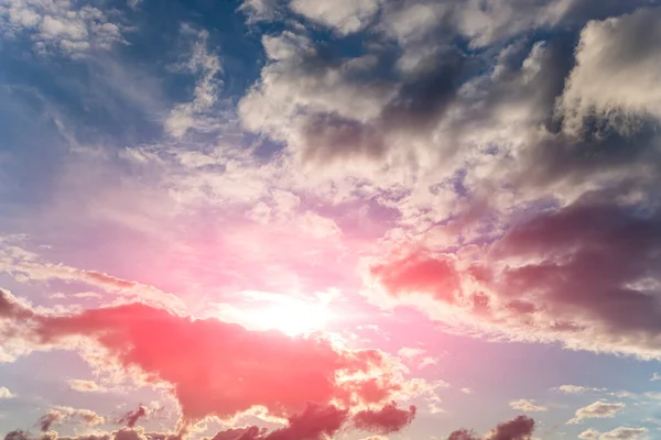 Dramatická Večerní Obloha Mraky Paprsky Slunce Nebeské Sluneční Světlo Sluneční — Stock fotografie