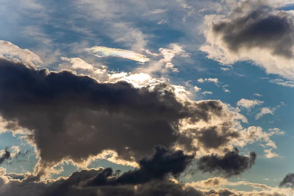 Bulutlar Güneş Işınlarıyla Dramatik Bir Akşam Gökyüzü Güneşin Ilahi Işığı — Stok fotoğraf