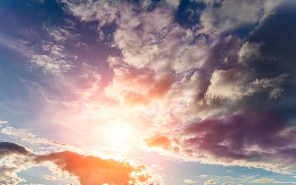 Dramatic Evening Sky Clouds Rays Sun Heavenly Light Sun Sunlight — Stock Photo, Image