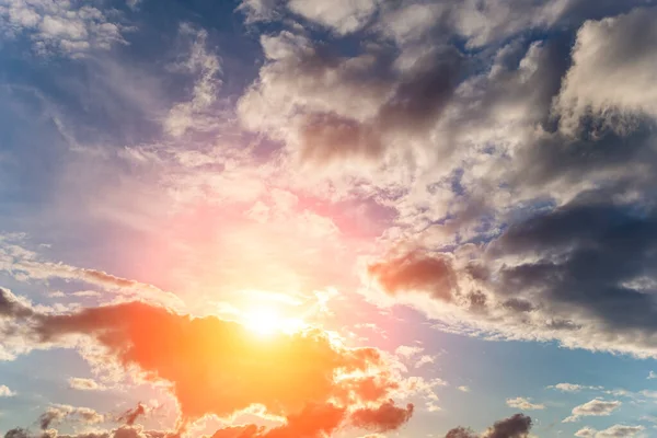 Drámai Esti Égbolt Felhőkkel Napsugarakkal Nap Mennyei Fénye Napfény Este — Stock Fotó