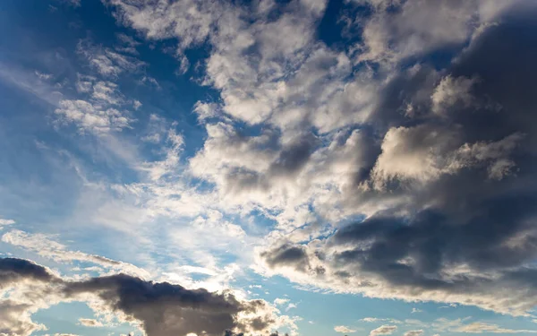 Bulutlar ve güneş ışınlarıyla dramatik bir akşam gökyüzü. Güneşin ilahi ışığı. Akşam gün batımında ya da sabah şafağında güneş ışığı. Cennet günbatımı  