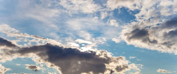 Драматическое Вечернее Небо Облаками Лучами Солнца Небесный Солнечный Свет Солнечный — стоковое фото