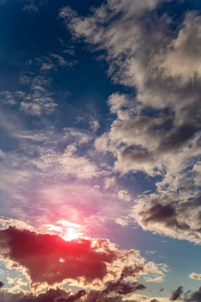 Dramatisk Kvällshimmel Med Moln Och Solens Strålar Solens Himmelska Ljus — Stockfoto