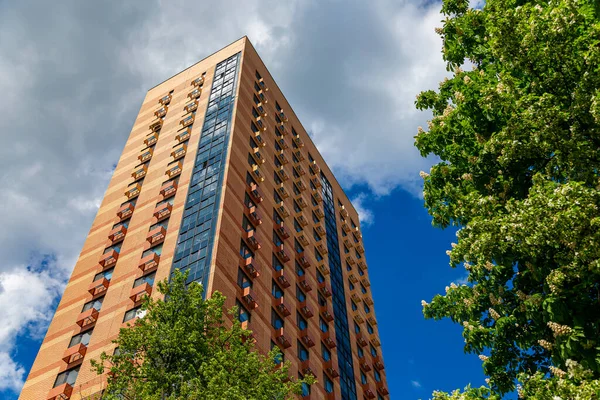 MOSCOW, RUSSIA - 22 Mayıs 2021: çok katlı bina (yeni yerleşim kompleksi) gökyüzünün arka planına karşı, Moskova, Rusya  