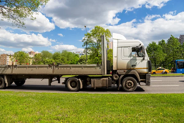 Moscow Russia May 2021 Truck Rides Street City Summer Sunny — Stock Photo, Image