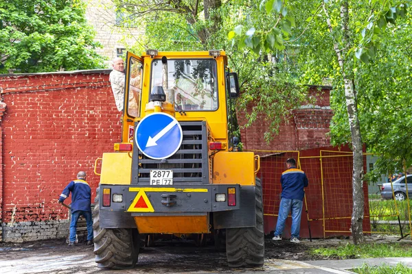 Mosca Russa Maggio 2021 Pesante Escavatore Stradale Giallo Sulla Strada — Foto Stock