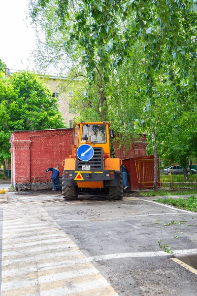 Moscow Russia 2021年5月26日 一辆黄色的重型公路挖掘机在城市的道路上 俄罗斯 莫斯科 — 图库照片