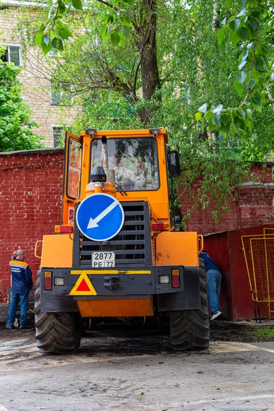 Moskou Russia Mei 2021 Een Zware Gele Graafmachine Weg Stad — Stockfoto