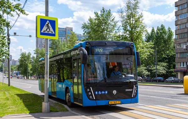 Moskau Russland Mai 2021 Der Personenbus Fährt Die Strecke Entlang — Stockfoto