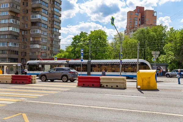 MOSCOW, RUSSIA - 26 Mayıs 2021: Moskova caddesi (merkez bölge) üzerinde modern tramvay (kentsel elektrik taşımacılığı), Rusya  