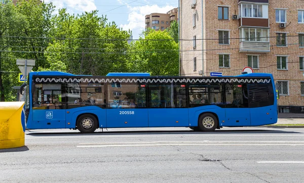 Μόσχα Ρωσία Μαΐου 2021 Επιβατικό Λεωφορείο Πηγαίνει Κατά Μήκος Της — Φωτογραφία Αρχείου