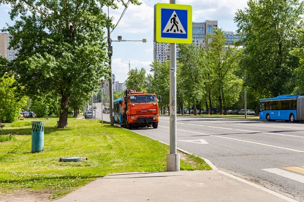 Moskou Russia Mei 2021 Vrachtwagen Rijdt Straat Stad Zomer Zonnige — Stockfoto