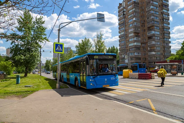 MOSCOW, Rusya- 26 Mayıs 2021: yolcu otobüsü güzergah boyunca gider. Moskova, Rusya   