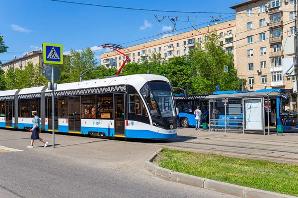 MOSCOW, RUSSIA - 26 Mayıs 2021: Moskova caddesi (merkez bölge) üzerinde modern tramvay (kentsel elektrik taşımacılığı), Rusya  