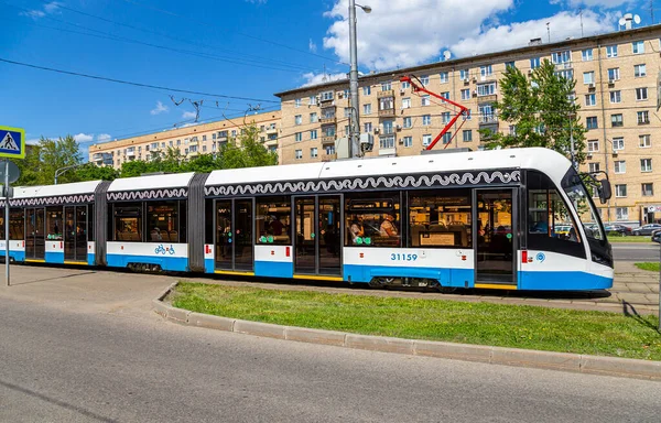 MOSCOW, RUSSIA - 26 Mayıs 2021: Moskova caddesi (merkez bölge) üzerinde modern tramvay (kentsel elektrik taşımacılığı), Rusya  