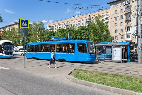 MOSCOW, RUSSIA - 26 Mayıs 2021: Moskova caddesi (merkez bölge) üzerinde modern tramvay (kentsel elektrik taşımacılığı), Rusya  