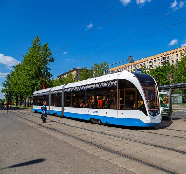 MOSCOW, RUSSIA - 26 Mayıs 2021: Moskova caddesi (merkez bölge) üzerinde modern tramvay (kentsel elektrik taşımacılığı), Rusya  