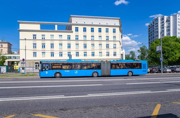 モスクワ ロシア 2021年5月26日 旅客バスがルートに沿って行きます モスクワロシア — ストック写真