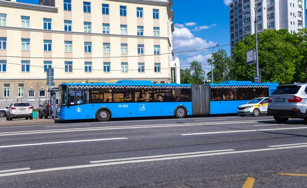 Moscow Rusja Maja 2021 Autobus Pasażerski Jedzie Wzdłuż Trasy Moskwa — Zdjęcie stockowe
