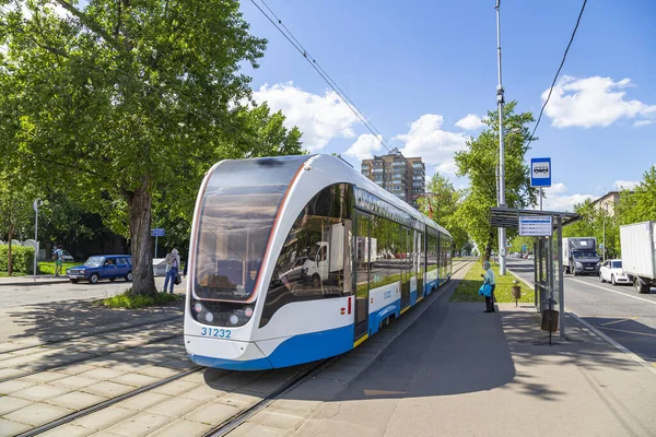 MOSCOW, RUSSIA - 26 Mayıs 2021: Moskova caddesi (merkez bölge) üzerinde modern tramvay (kentsel elektrik taşımacılığı), Rusya  