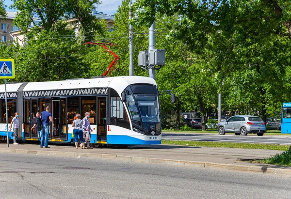 MOSCOW, RUSSIA - 26 Mayıs 2021: Moskova caddesi (merkez bölge) üzerinde modern tramvay (kentsel elektrik taşımacılığı), Rusya  