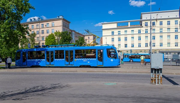 MOSCOW, RUSSIA - 26 Mayıs 2021: Moskova caddesi (merkez bölge) üzerinde modern tramvay (kentsel elektrik taşımacılığı), Rusya  