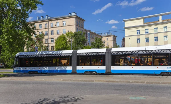 MOSCOW, RUSSIA - 26 Mayıs 2021: Moskova caddesi (merkez bölge) üzerinde modern tramvay (kentsel elektrik taşımacılığı), Rusya  