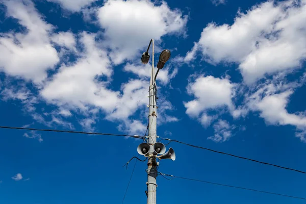 雲と空に対する電柱照明のメガホンスピーカー モスクワロシア — ストック写真