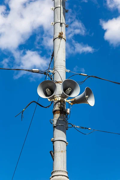 Megafon Lautsprecher Reproduktion Auf Der Mastbeleuchtung Gegen Den Wolkenverhangenen Himmel — Stockfoto