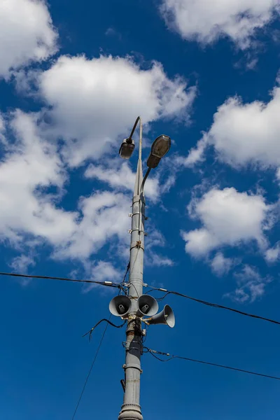 Megafon Lautsprecher Reproduktion Auf Der Mastbeleuchtung Gegen Den Wolkenverhangenen Himmel — Stockfoto