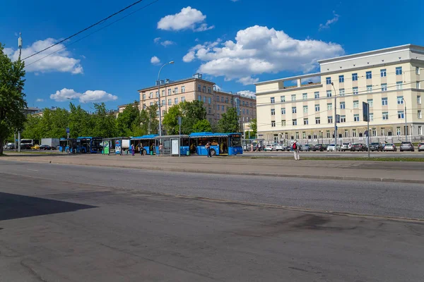 MOSCOW, Rusya- 26 Mayıs 2021: yolcu otobüsü güzergah boyunca gider. Moskova, Rusya   