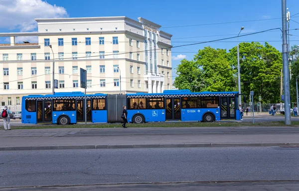 MOSCOW, Rusya- 26 Mayıs 2021: yolcu otobüsü güzergah boyunca gider. Moskova, Rusya   