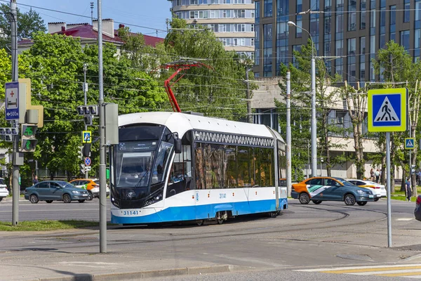 MOSCOW, RUSSIA - 26 Mayıs 2021: Moskova caddesi (merkez bölge) üzerinde modern tramvay (kentsel elektrik taşımacılığı), Rusya  