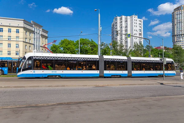 MOSCOW, RUSSIA - 26 Mayıs 2021: Moskova caddesi (merkez bölge) üzerinde modern tramvay (kentsel elektrik taşımacılığı), Rusya  